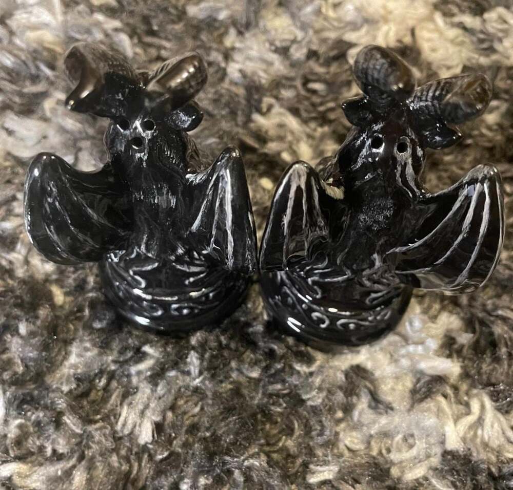 Attractives Baphomet Magnetic Salt & Pepper Shaker Set - Picture 3 of 4